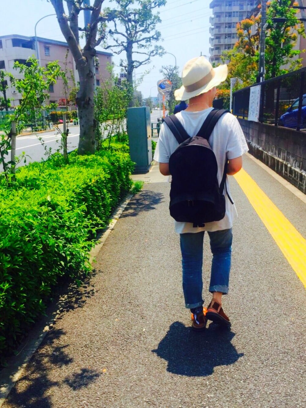 「チュバスコ、カットオフ、ダメージデニムパンツ、白Tシャツ、シンプルコーデ、夏コーデ、インディアンジュエリー、むぎわら帽子、ムギワラハット、デニムコーデ」｜「KIJIMA TAKAYUKIのアイテム（ハット、ベージュ系）」を使った、ぷる。さん（メンズ・168cm）の春コーディネートの1枚目の写真