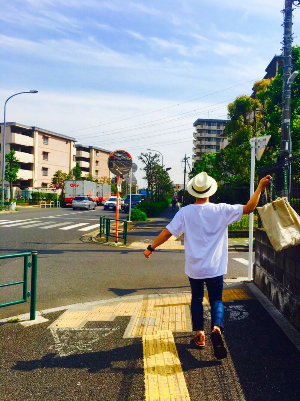 「みなとみらい、シロティシャツ、夏コーデ、シンプル、スキニー、むぎわら帽子、いい天気、チュバスコ、サンダル、オーバーサイズ」｜「UNIQLOのアイテム（ハット、ホワイト系）」を使った、ぷる。さん（メンズ・168cm）の夏コーディネートの1枚目の写真