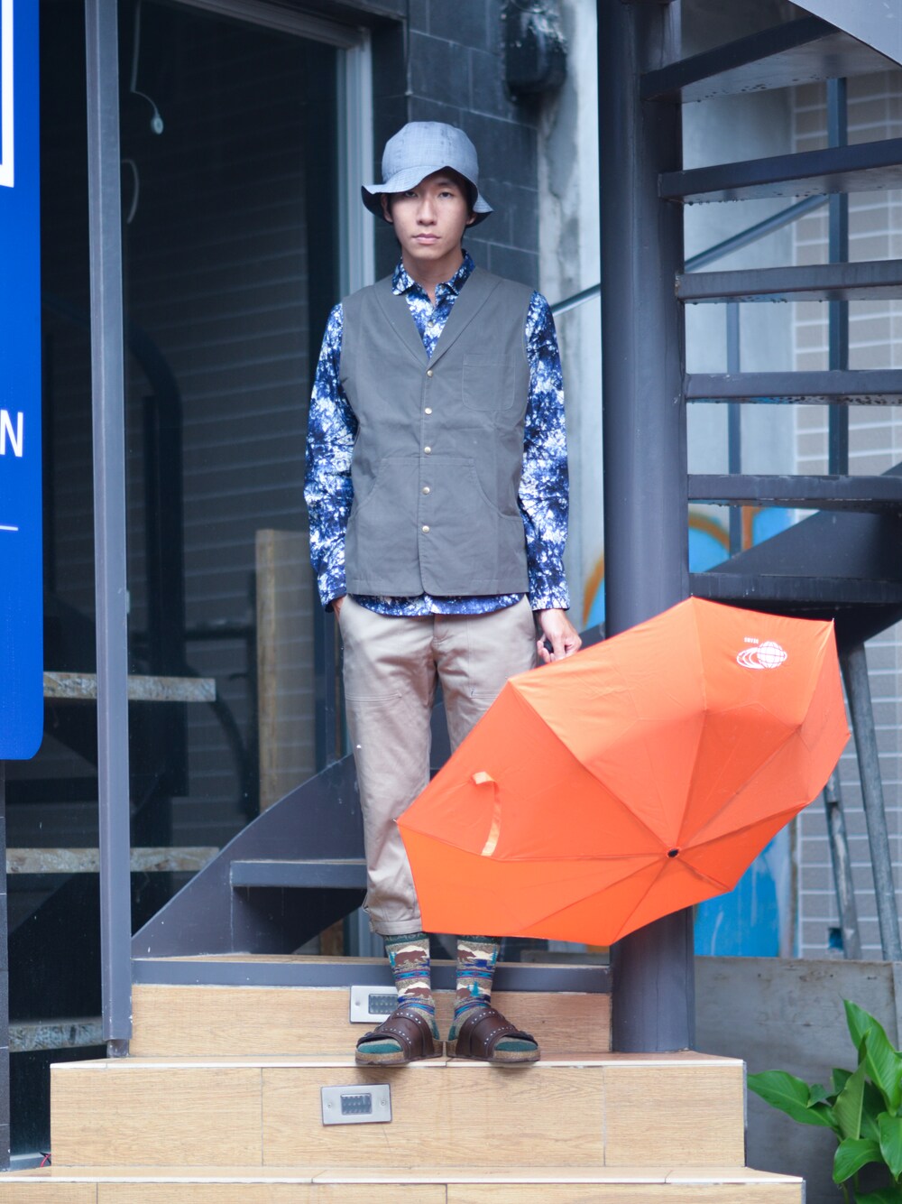 「BEAMS、Evangelion Taiwan Base、BEAMS TAIWAN、 mountaion cap、 oqLiq、 Evangelion、 blouses、 alpine cap」｜「oqLiqのoqLiq / Evangelion X biLbo - eyes sandals（サンダル、ブラウン系）」を使った、oqLiqさん（メンズ・182cm）の夏コーディネートの1枚目の写真
