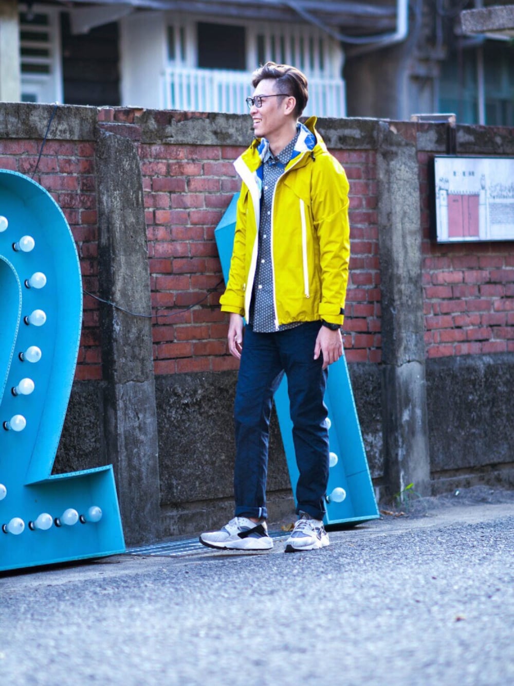 「shirts、waterproof、windbreaker、urban outdoor、 water repellency、 Lines orient、 不對稱、 龜甲紋、 anisomerous」｜「oqLiqのHillside windbreaker /風衣/（マウンテンパーカー、イエロー系）」を使った、oqLiqさん（メンズ・180cm）の秋コーディネートの1枚目の写真