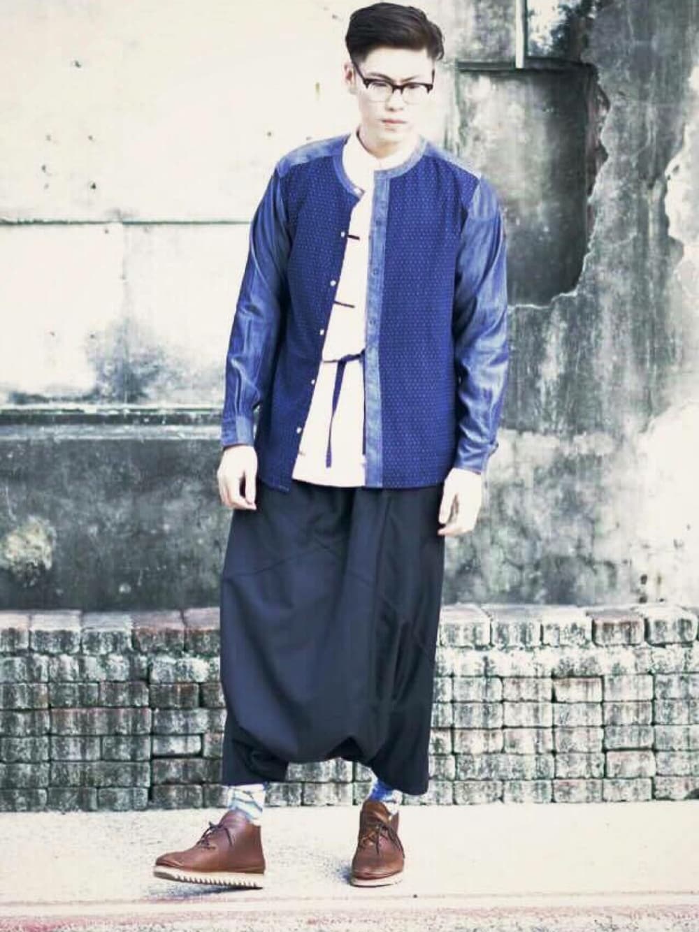 「oqLiq、indigo」｜「oqLiqのアイテム（シャツ/ブラウス、ブルー系）」を使った、oqLiqさん（メンズ・180cm）の夏コーディネートの1枚目の写真