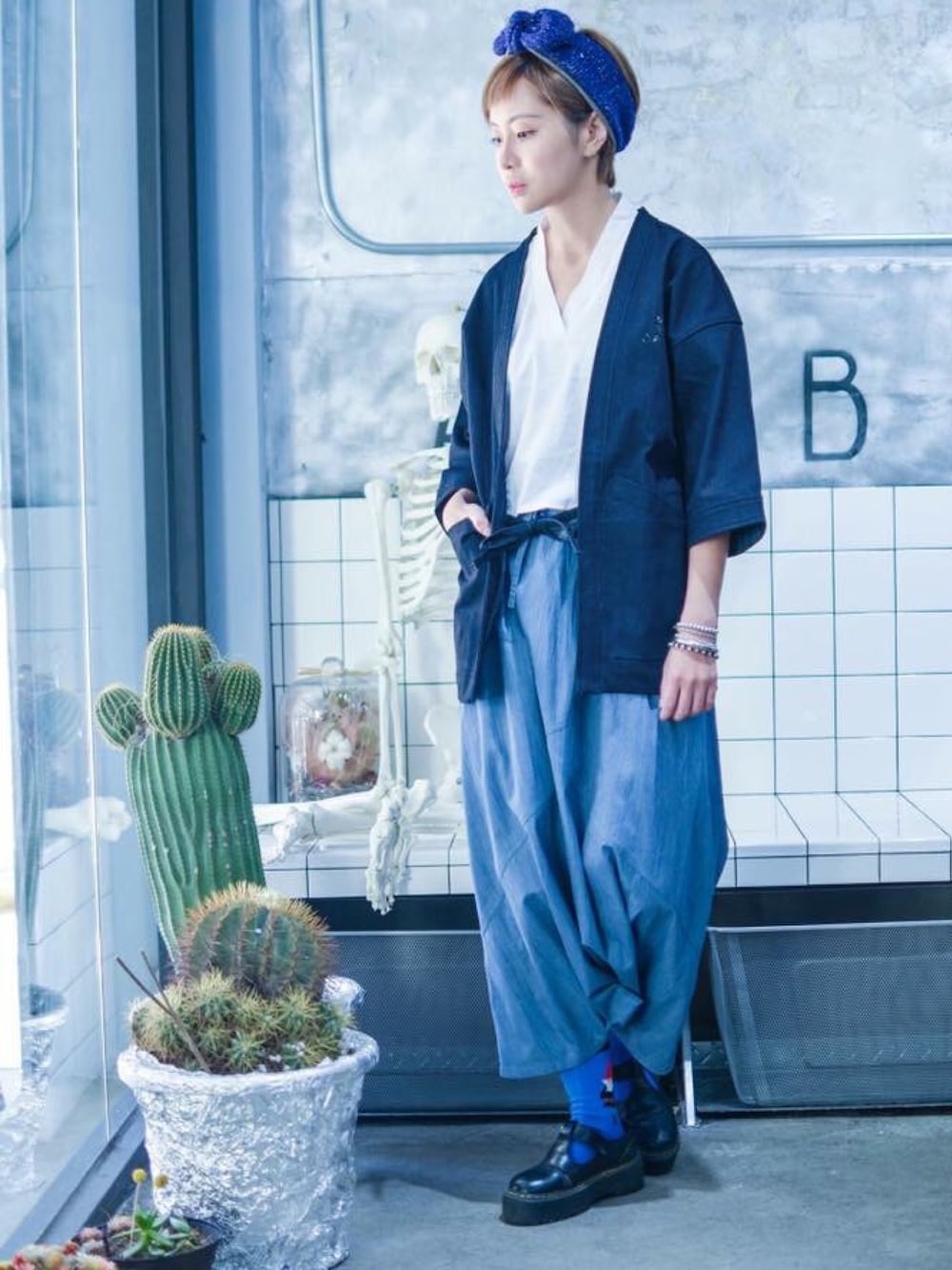 「oqLiq、noragi、Dr.Martens」｜「oqLiqのアイテム（ジャケット/アウター、ブルー系）」を使った、oqLiqさん（メンズ・180cm）の夏コーディネートの1枚目の写真