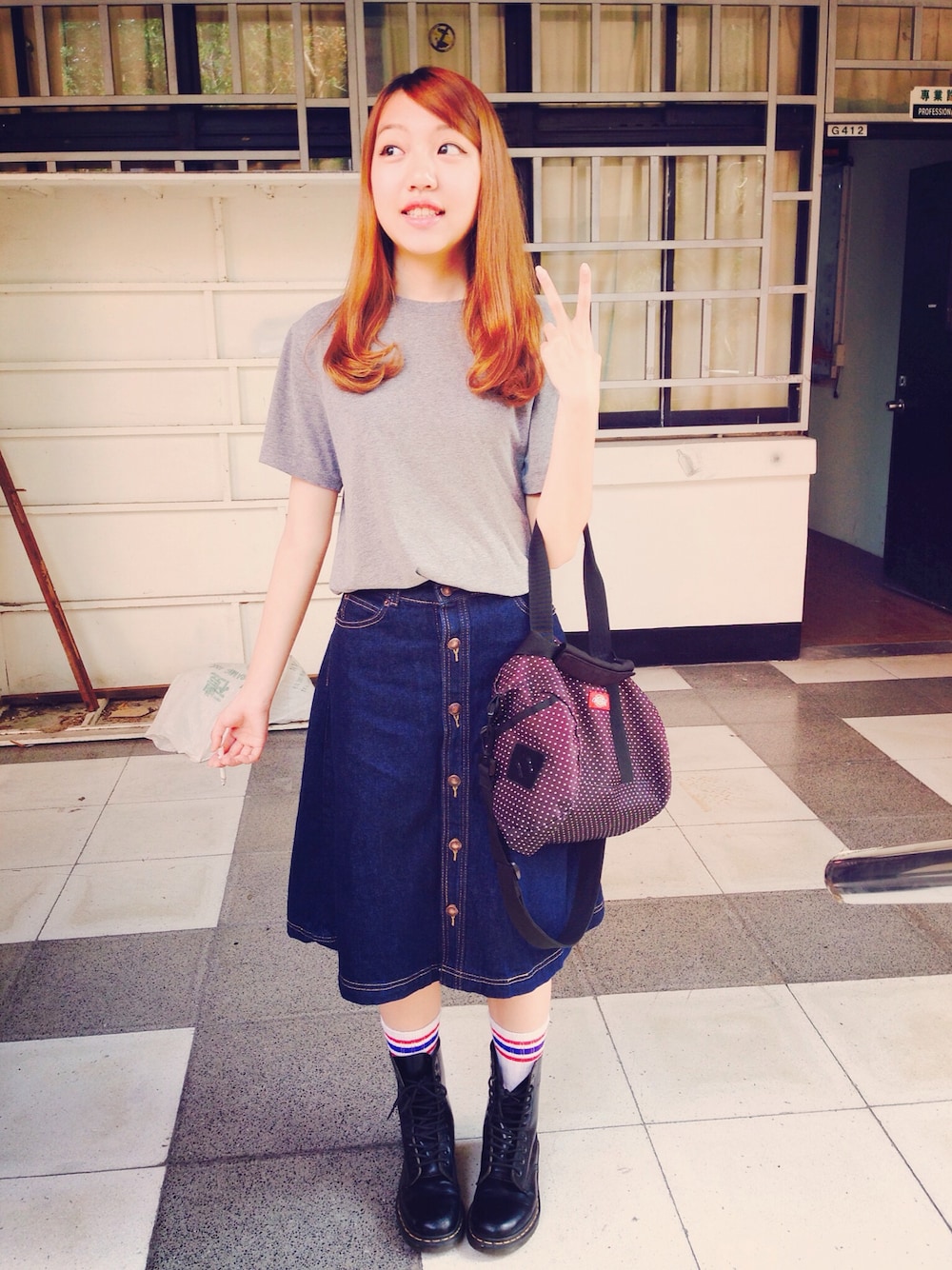 「Dickies、Dr.Martens」｜「Dickiesのアイテム（Tシャツ/カットソー、グレー系）」を使った、Scence Liuさん（レディース・162cm）の春コーディネートの1枚目の写真