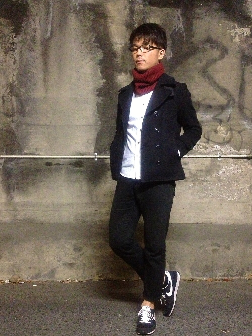 ブルー系のピーコート、ホワイト系のシャツ/ブラウス、ブラック系のパンツを着用したメンズの秋コーディネートの1枚目の写真