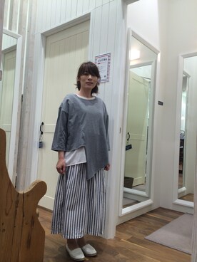 「ヴァンブランのアイテム（Tシャツ/カットソー、グレー系）」を使った、かおりさん（レディース・153cm）の秋コーディネート