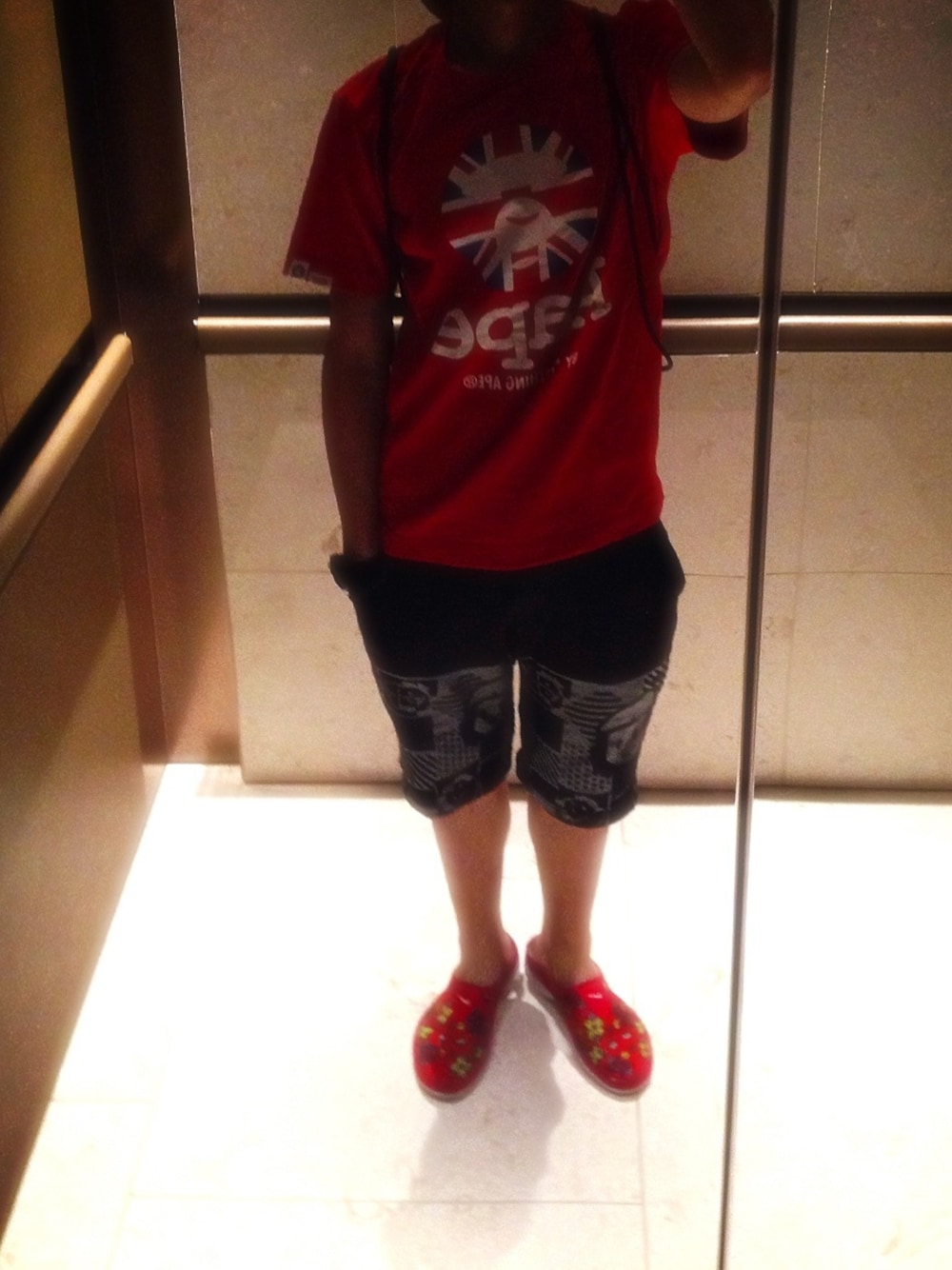 「Aapeのアイテム（Tシャツ/カットソー、レッド系）」を使った、DanielCheungさん（メンズ・169cm）の夏コーディネートの1枚目の写真