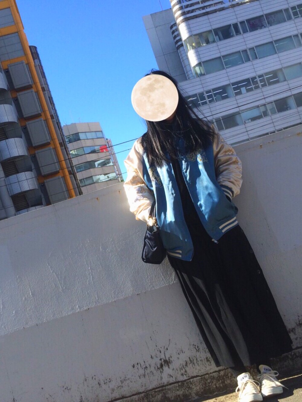 「スカジャン、スニーカー、converse、used、blue」｜「usedのアイテム（その他アウター、ブルー系）」を使った、きりさん（レディース・158cm）の冬コーディネートの1枚目の写真
