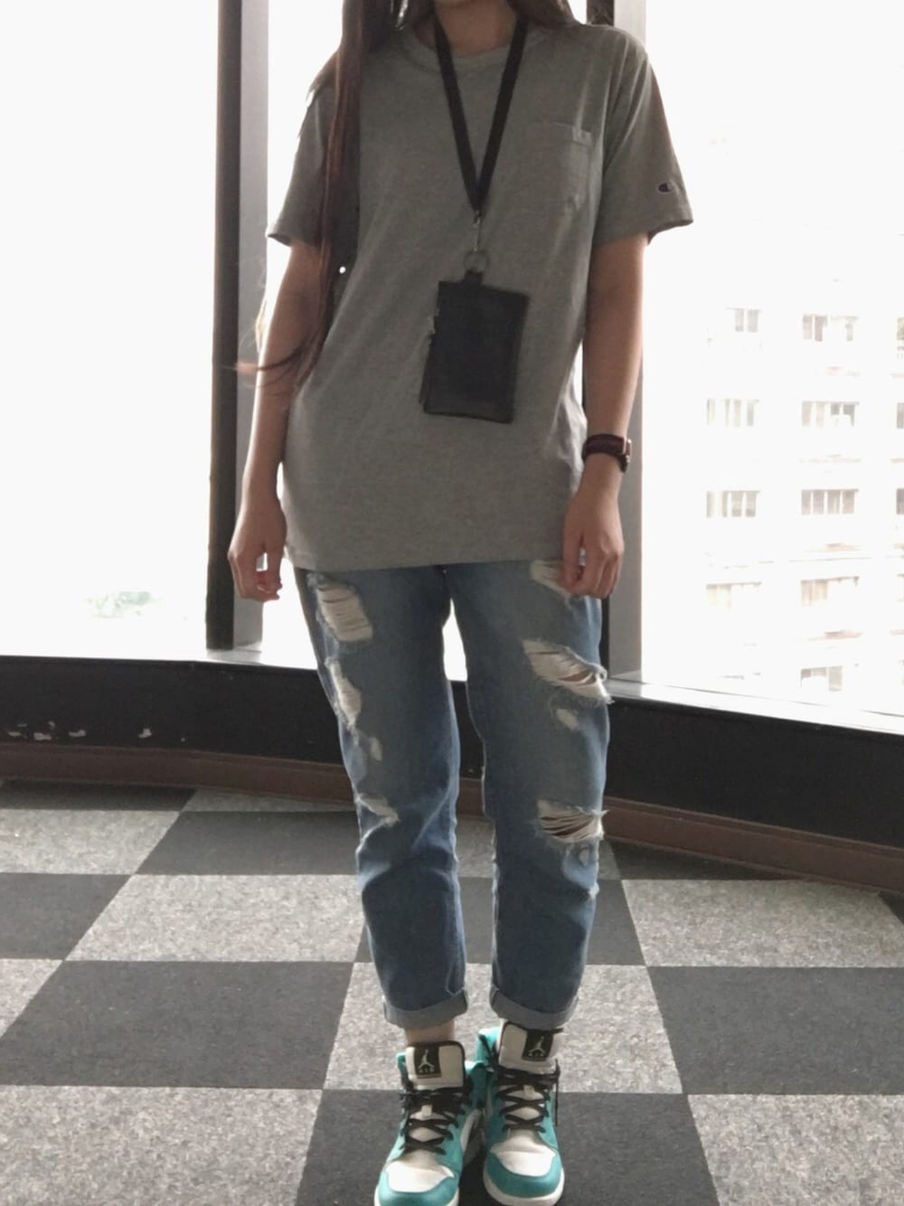 「仕事着、夏、Jordan、Taiwan、ootd、outfit、working style、casual、NIKE、Boyfriend Jeans」｜「Championのアイテム（Tシャツ/カットソー、グレー系）」を使った、sherylさん（レディース・170cm）の夏コーディネートの1枚目の写真