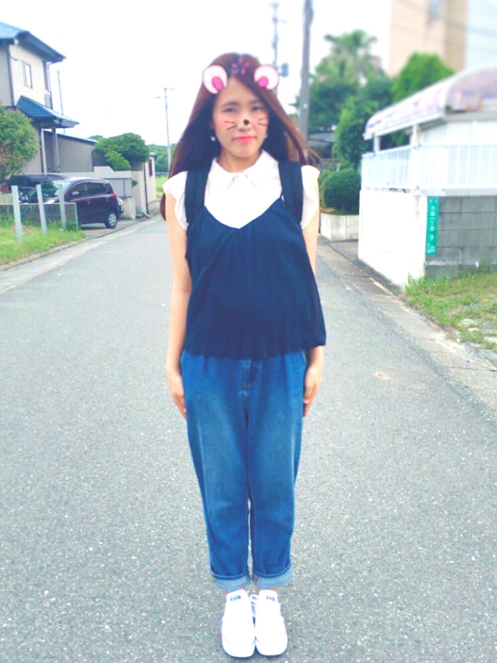 ホワイト系のスニーカー、ブラック系のバックパック/リュック、ブルー系のワンピース/ドレスを着用したレディースの夏コーディネートの1枚目の写真