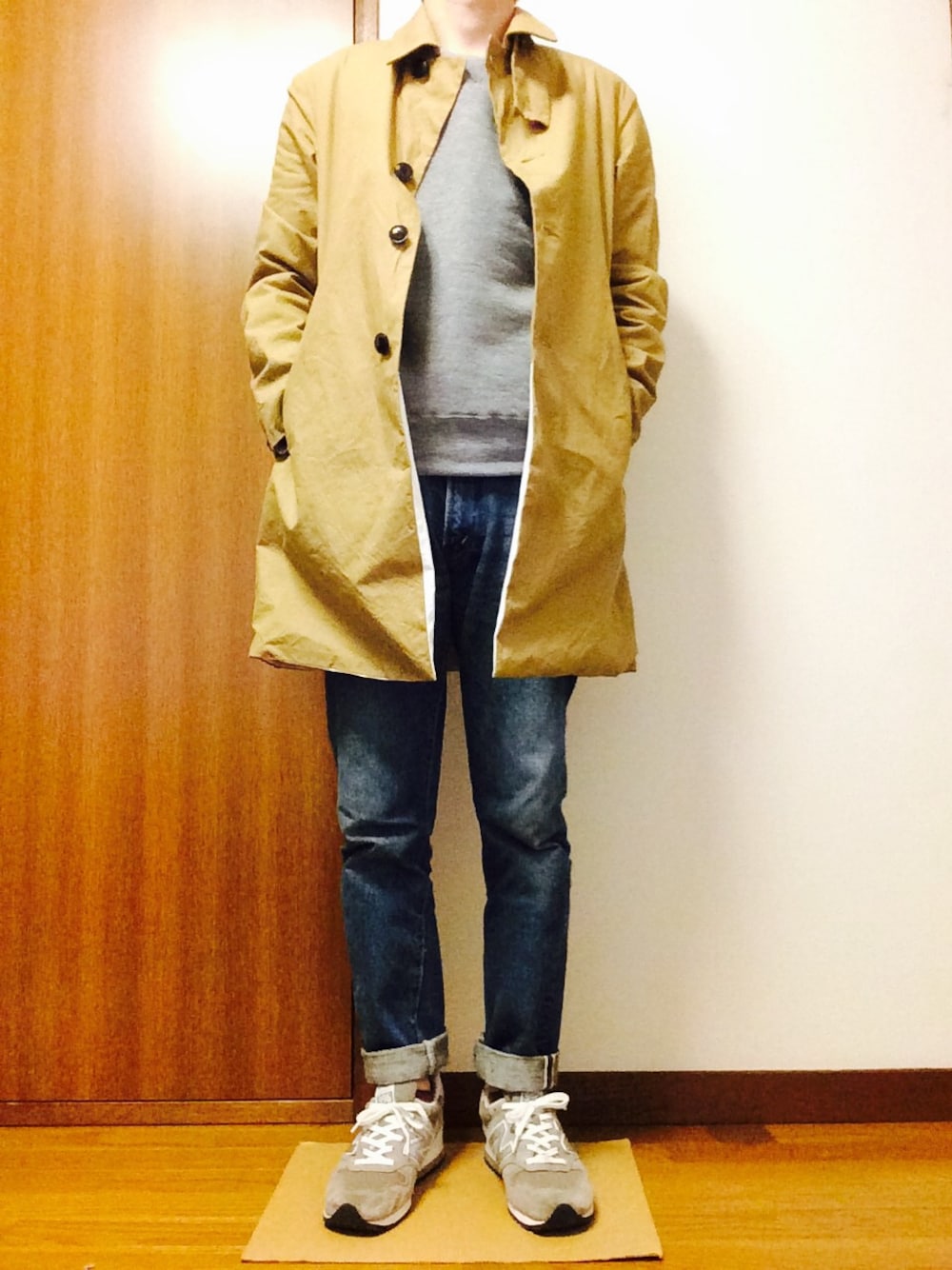 「eel、LOCALINA MERIYASU、orslow、New Balance、サクラコート、スウェット、996、ベージュのコート、スプリングコート、スニーカー」｜「EELのEEL/サクラコート（ステンカラーコート、ベージュ系）」を使った、ヒロさん（メンズ・170cm）の冬コーディネートの1枚目の写真