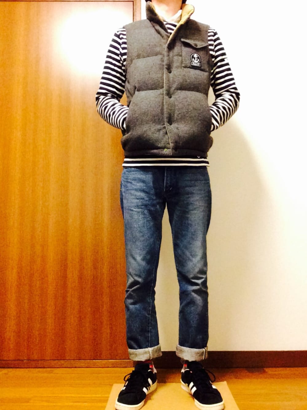 「FIDELITY、orcival、nisica、orslow、adidas、ダウンベスト、バスクシャツ、ボーダー、白シャツ、スニーカー」｜「FIDELITYのアイテム（ダウンベスト、グレー系）」を使った、ヒロさん（メンズ・170cm）の春コーディネートの1枚目の写真