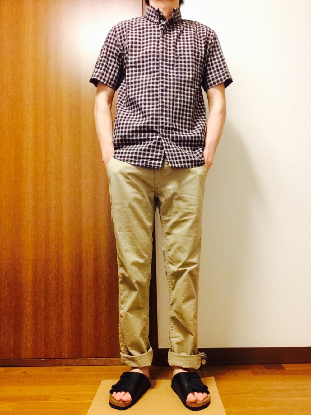 ブルー系のシャツ/ブラウス、ベージュ系のチノパンツ、ブラック系のサンダルを着用したメンズの夏コーディネートの1枚目の写真