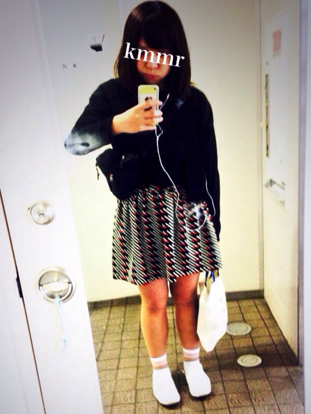 その他のスカート、ホワイト系のスニーカーを着用したレディースの春コーディネートの1枚目の写真