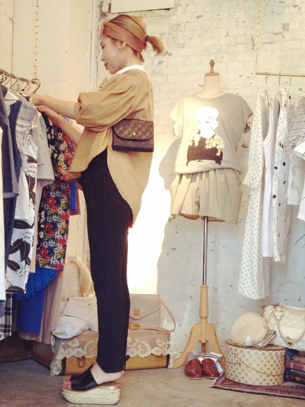 「厚底サンダル、パフスリーブ」｜「CHANELのvintageCHANEL（ショルダーバッグ、ブラック系）」を使った、ticogさん（レディース・157cm）の夏コーディネートの1枚目の写真