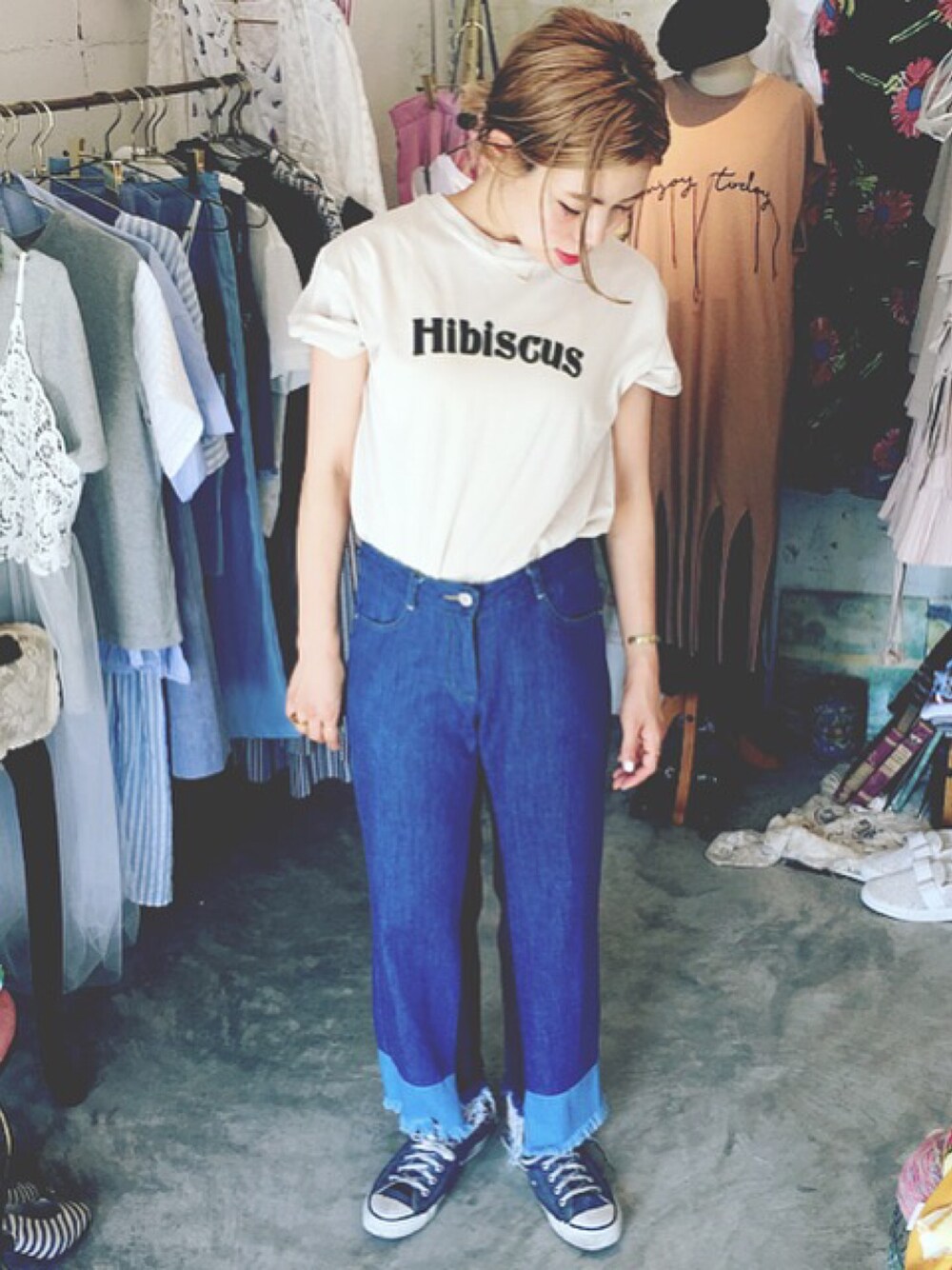 「配色、デニムパンツ、カットオフ」｜「ticogのアイテム（Tシャツ/カットソー、ベージュ系）」を使った、ticogさん（レディース・157cm）の夏コーディネートの1枚目の写真