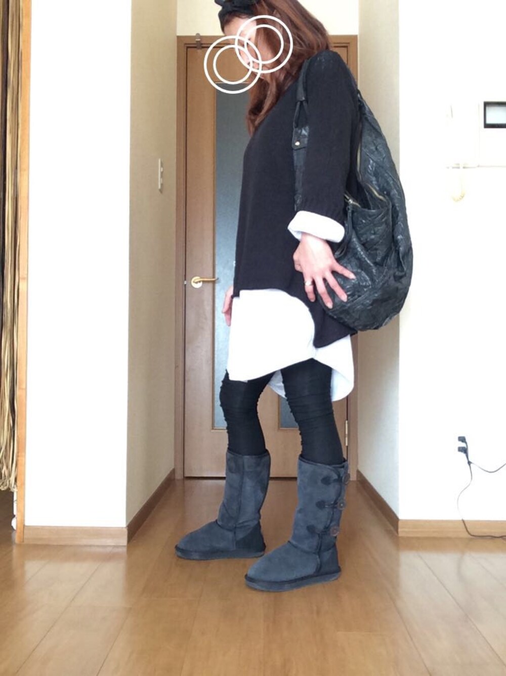 「シャツワンピ、シャツ×ニット、ムートンブーツ、ROBES&CONFECTIONS、bassike、emu」｜「ROBES&CONFECTIONSのアイテム（シャツワンピース、ブルー系）」を使った、m.mさん（レディース・158cm）の冬コーディネートの1枚目の写真