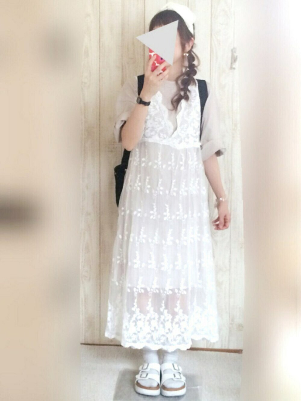 ホワイト系のサンダル、ホワイト系のワンピース、その他のピアス(両耳用)を着用したレディースの春コーディネートの1枚目の写真