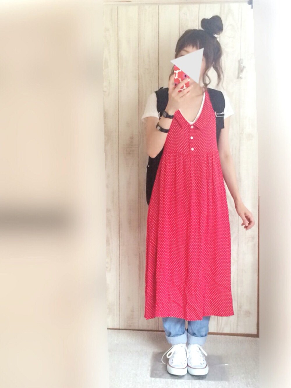 レッド系のワンピース、ホワイト系のスニーカー、ブラック系のバックパック/リュックを着用したレディースの夏コーディネートの1枚目の写真