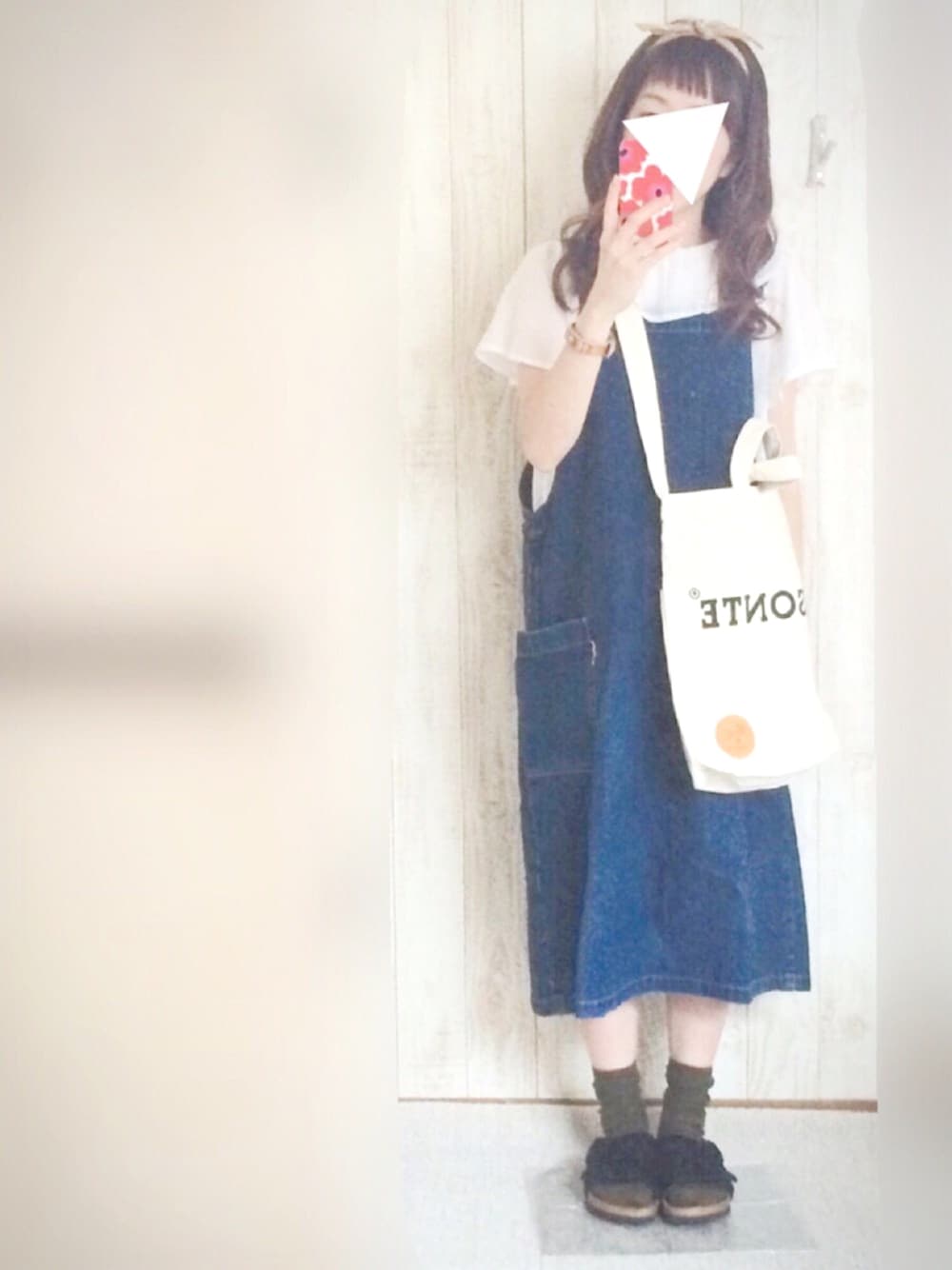 ブラック系のサンダル、ブルー系のワンピース、ベージュ系のバッグを着用したレディースの夏コーディネートの1枚目の写真