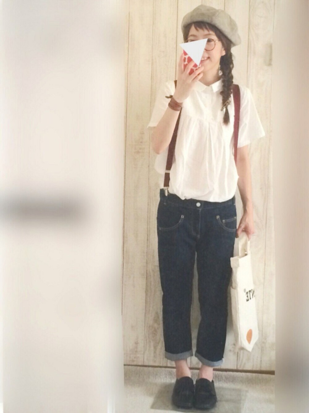 ブルー系のデニムパンツ、ブラック系のシューズ、ベージュ系のバッグを着用したレディースの夏コーディネートの1枚目の写真