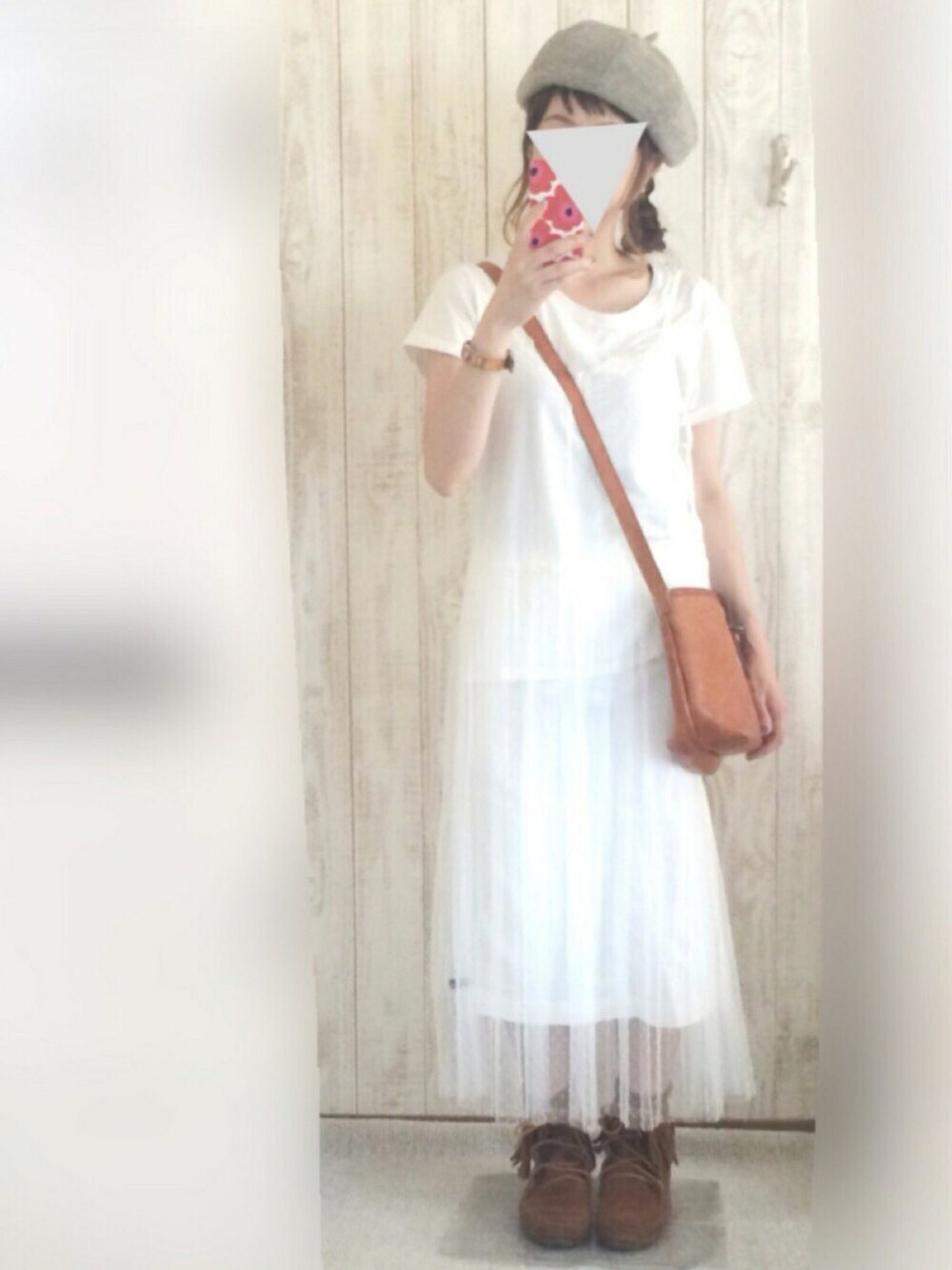 ブラウン系のブーツ、ホワイト系のワンピース/ドレス、ブラウン系のバッグを着用したレディースの夏コーディネートの1枚目の写真