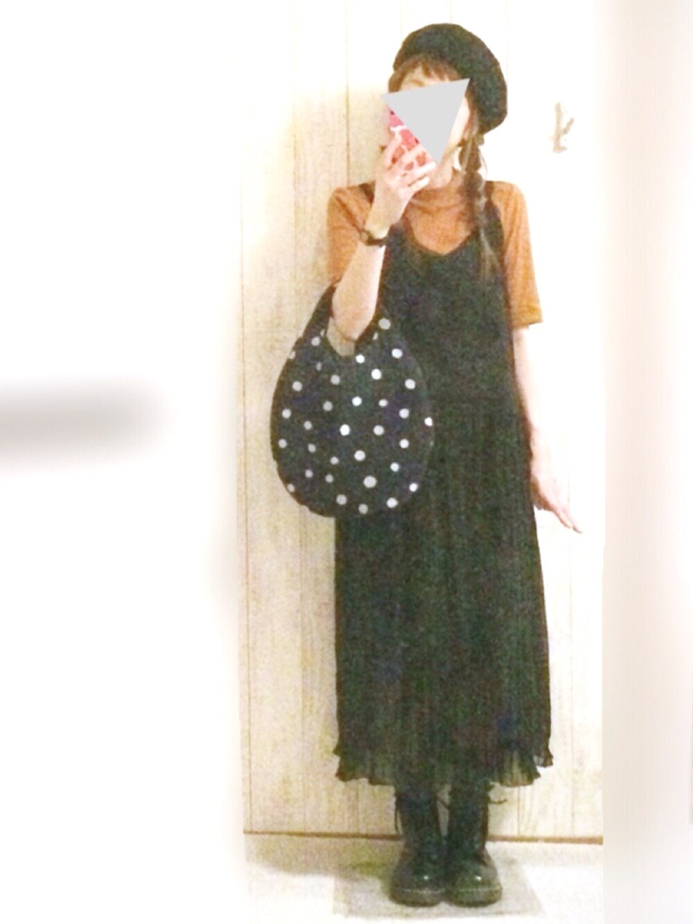 ブラック系のレインシューズ、ブルー系のバッグ、ブラウン系のTシャツ/カットソーを着用したレディースの秋コーディネートの1枚目の写真