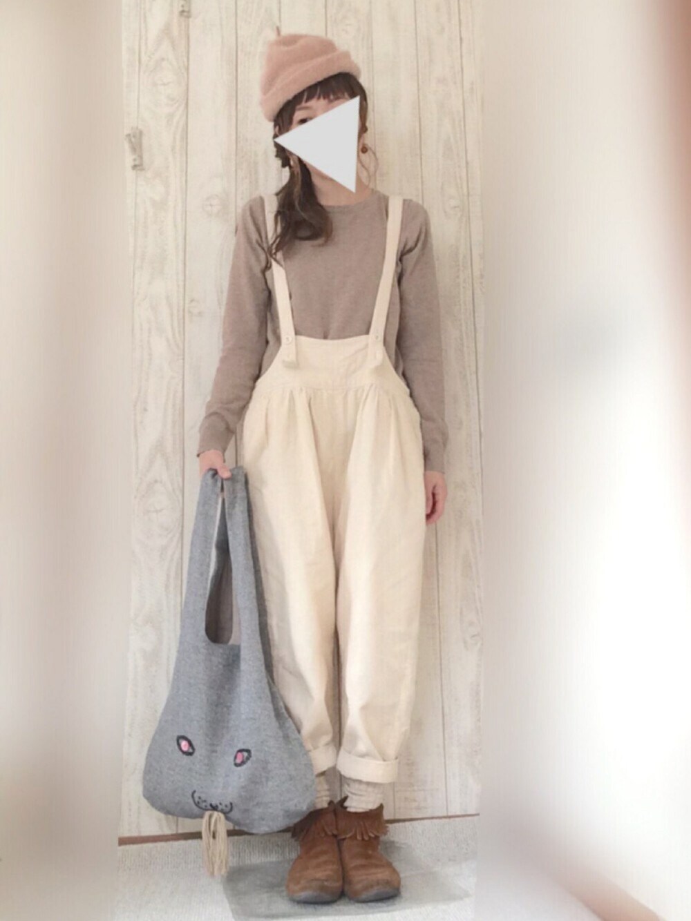 ブラウン系のブーツ、グレー系のバッグ、ブルー系のサロペット/オーバーオールを着用したレディースの秋コーディネートの1枚目の写真