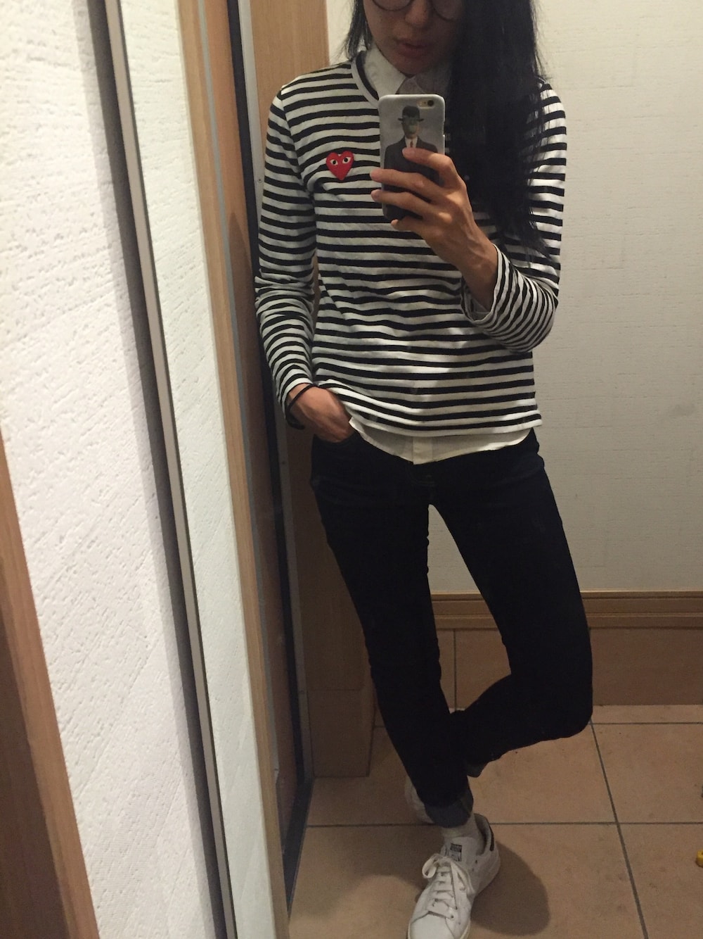 「マグリット展」｜「PLAY COMME des GARCONSのアイテム（Tシャツ/カットソー、ブラック系）」を使った、SUZUKIcccannnさん（レディース・165cm）の秋コーディネートの1枚目の写真
