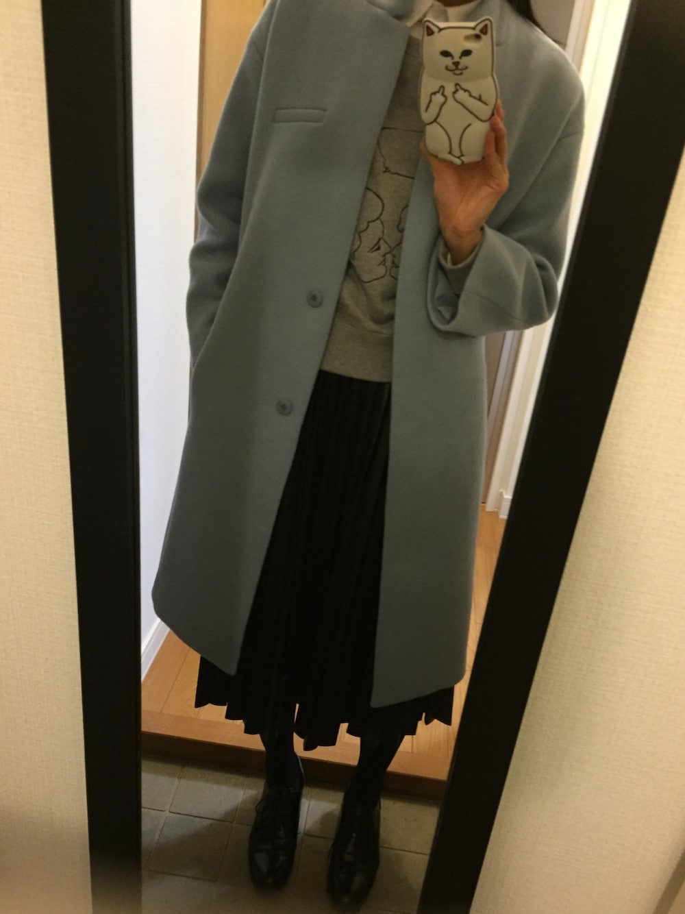 「ブルーコート#カリアング#寒いよ今日も」｜「KariAngのアイテム（スウェット、グレー系）」を使った、SUZUKIcccannnさん（レディース・165cm）の冬コーディネートの1枚目の写真