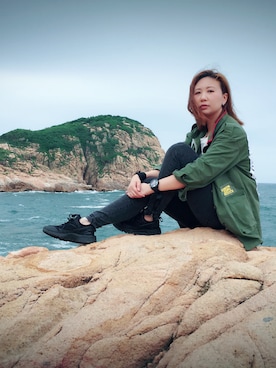 「海」｜「アイテム（ミリタリージャケット）」を使った、Tammy Wanさん（レディース・168cm）の秋コーディネート