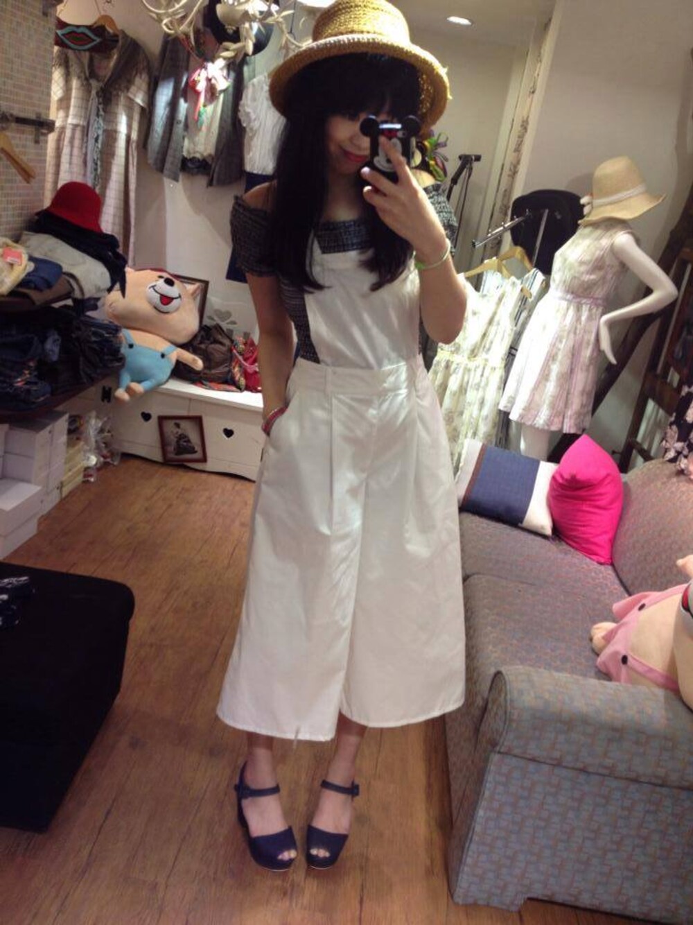 ホワイト系のサロペット/オーバーオールを着用したレディースの夏コーディネートの1枚目の写真