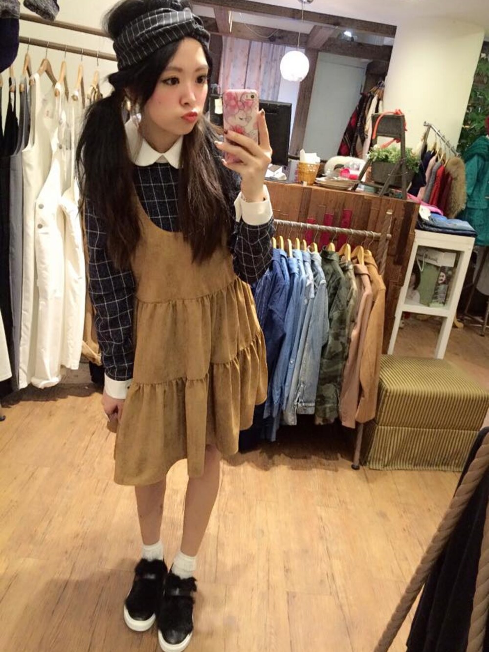 ブラウン系のチュニックを着用したレディースの秋コーディネートの1枚目の写真