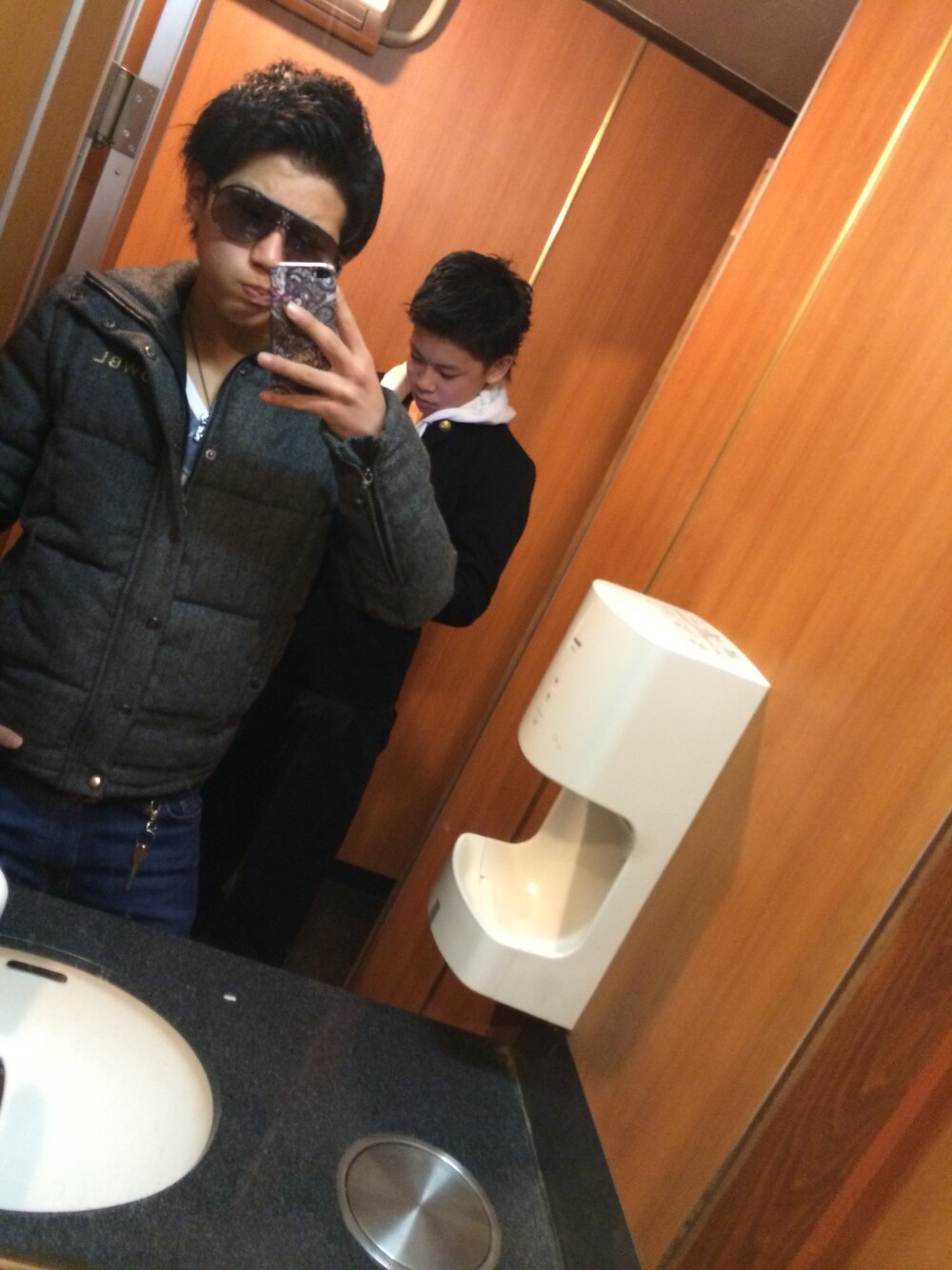 「DOWBLのGOLDペイズリーI PHONEケース（スマホケース/カバー、ゴールド系）」を使った、KAITOさん（メンズ・166cm）の春コーディネートの1枚目の写真
