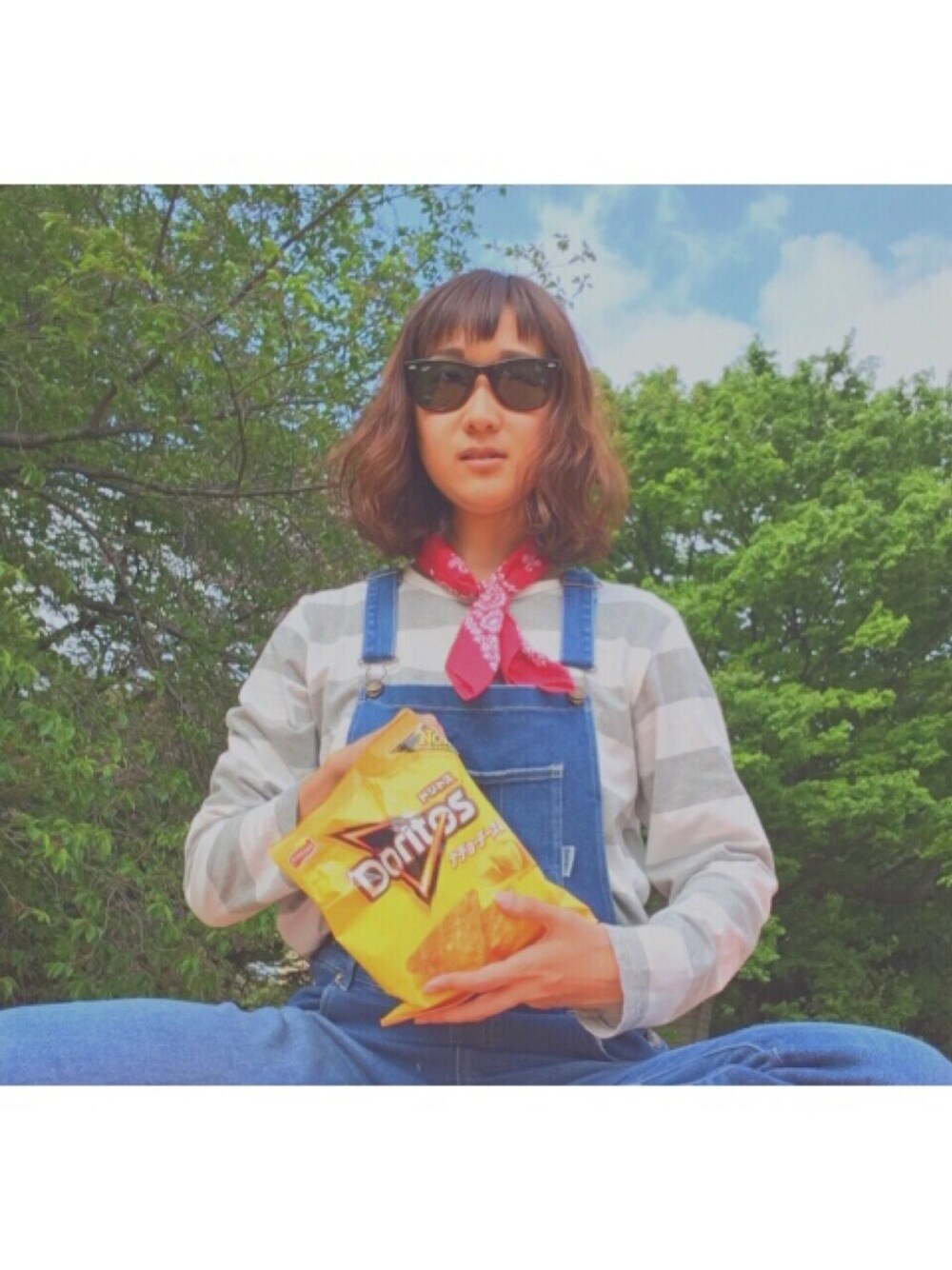 「休日スタイル、ゆるコーデ、カジュアル、バンダナ、ピクニック、公園、GU、アベイル、レイバン、サングラス」｜「Honeysの柄スカーフ（ファッション雑貨、レッド系）」を使った、yukinaさん（レディース・159cm）の春コーディネートの1枚目の写真