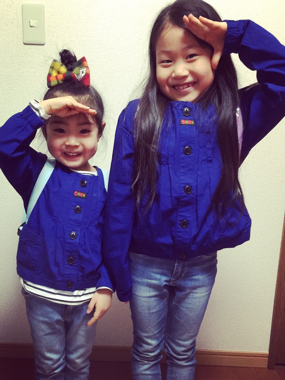 「リボン #デニム」｜「H&Mのアイテム（デニムパンツ、ブルー系）」を使った、Seriiiinaさん（キッズ・100cm）の冬コーディネートの1枚目の写真