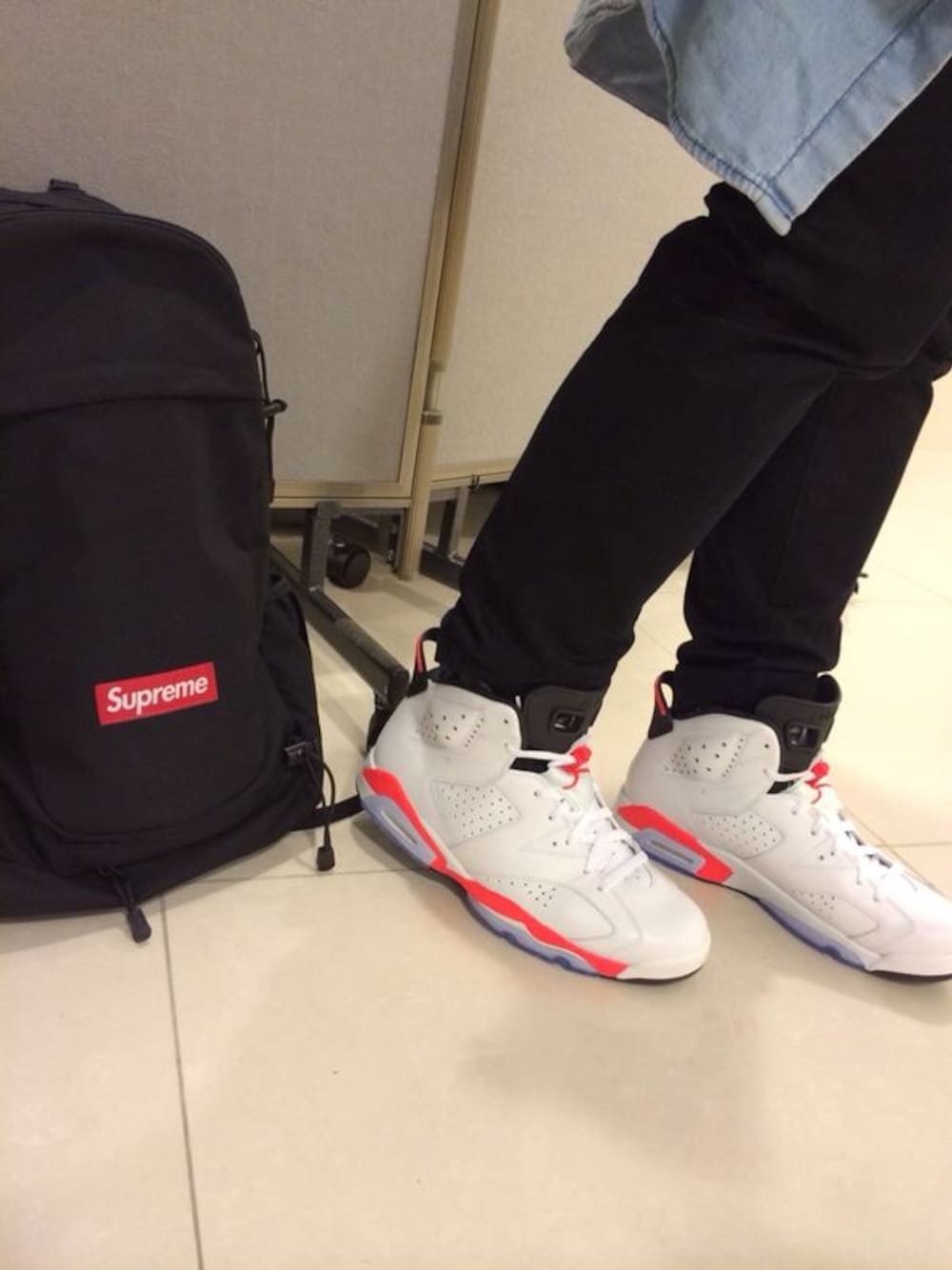 「AIR JORDANのアイテム（スニーカー、ホワイト系）」を使った、Woodyさん（メンズ・160cm）の夏コーディネートの1枚目の写真