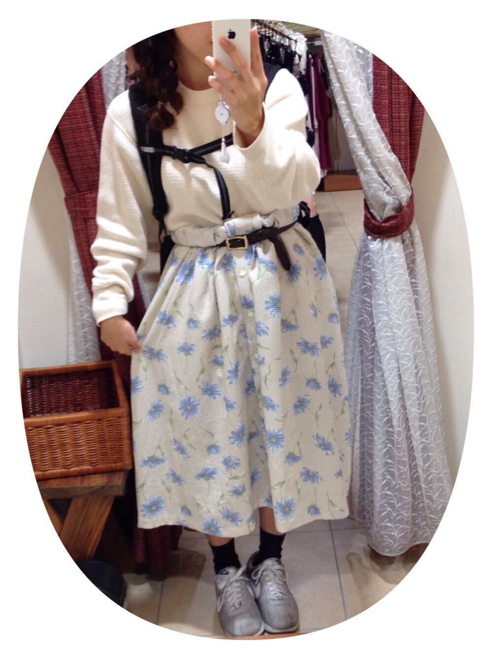 「古着、柄スカート、黒リュック、スニーカー」｜「古着のアイテム（スカート、ベージュ系）」を使った、さちこさん（レディース・152cm）の秋コーディネートの1枚目の写真