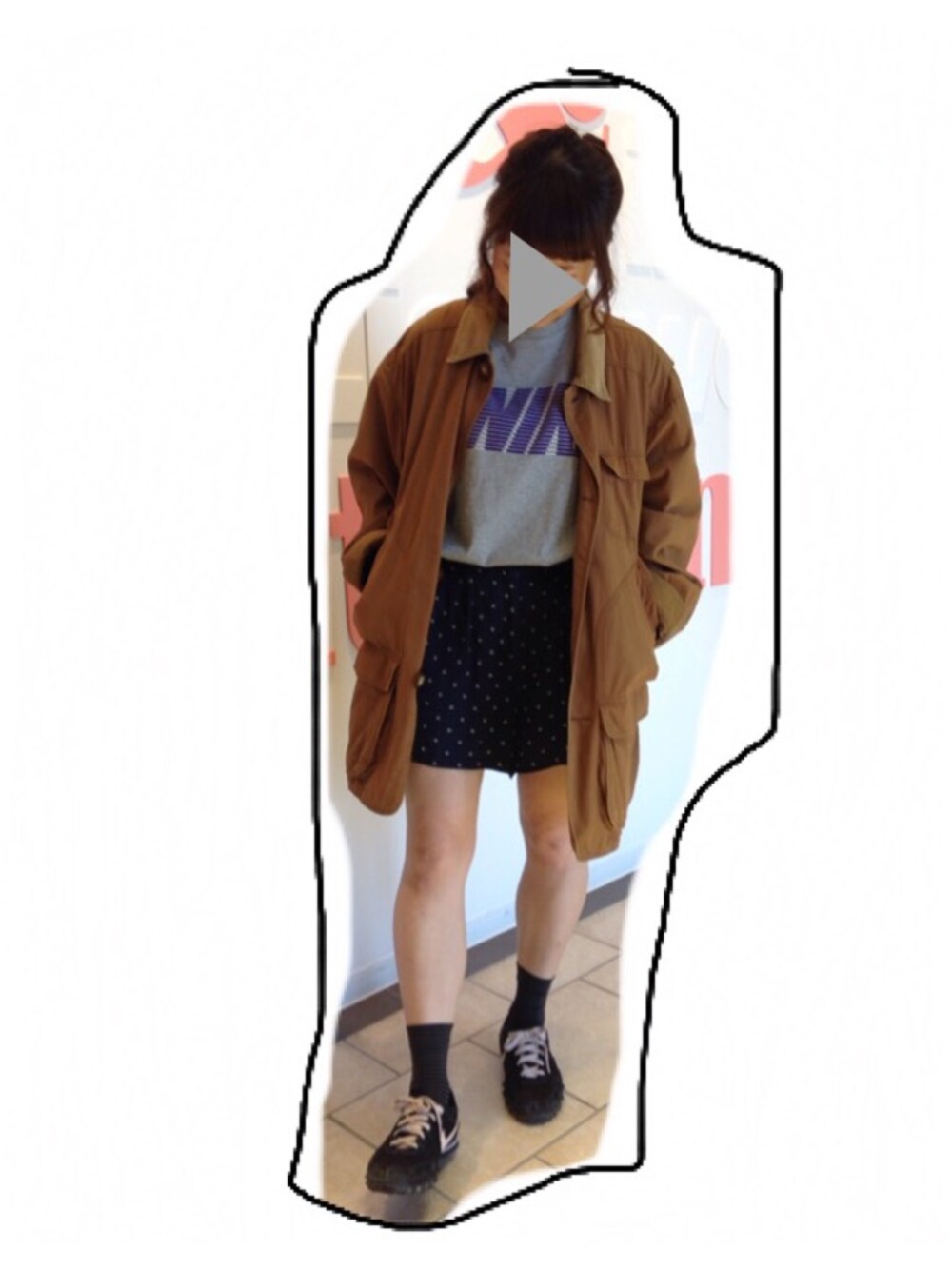 「ナイキ、オーバーサイズ、ショートパンツ、スニーカー」｜「NIKEのアイテム（Tシャツ/カットソー、グレー系）」を使った、さちこさん（レディース・152cm）の秋コーディネートの1枚目の写真