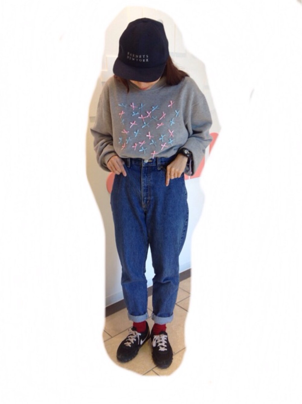 「リボン、ハイウエストデニム、スニーカー」｜「古着のアイテム（スウェット、グレー系）」を使った、さちこさん（レディース・152cm）の秋コーディネートの1枚目の写真