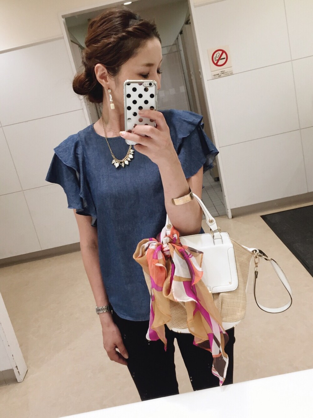 ブルー系のシャツ/ブラウス、ホワイト系のショルダーバッグ、ブラック系のその他パンツを着用したレディースの夏コーディネートの1枚目の写真