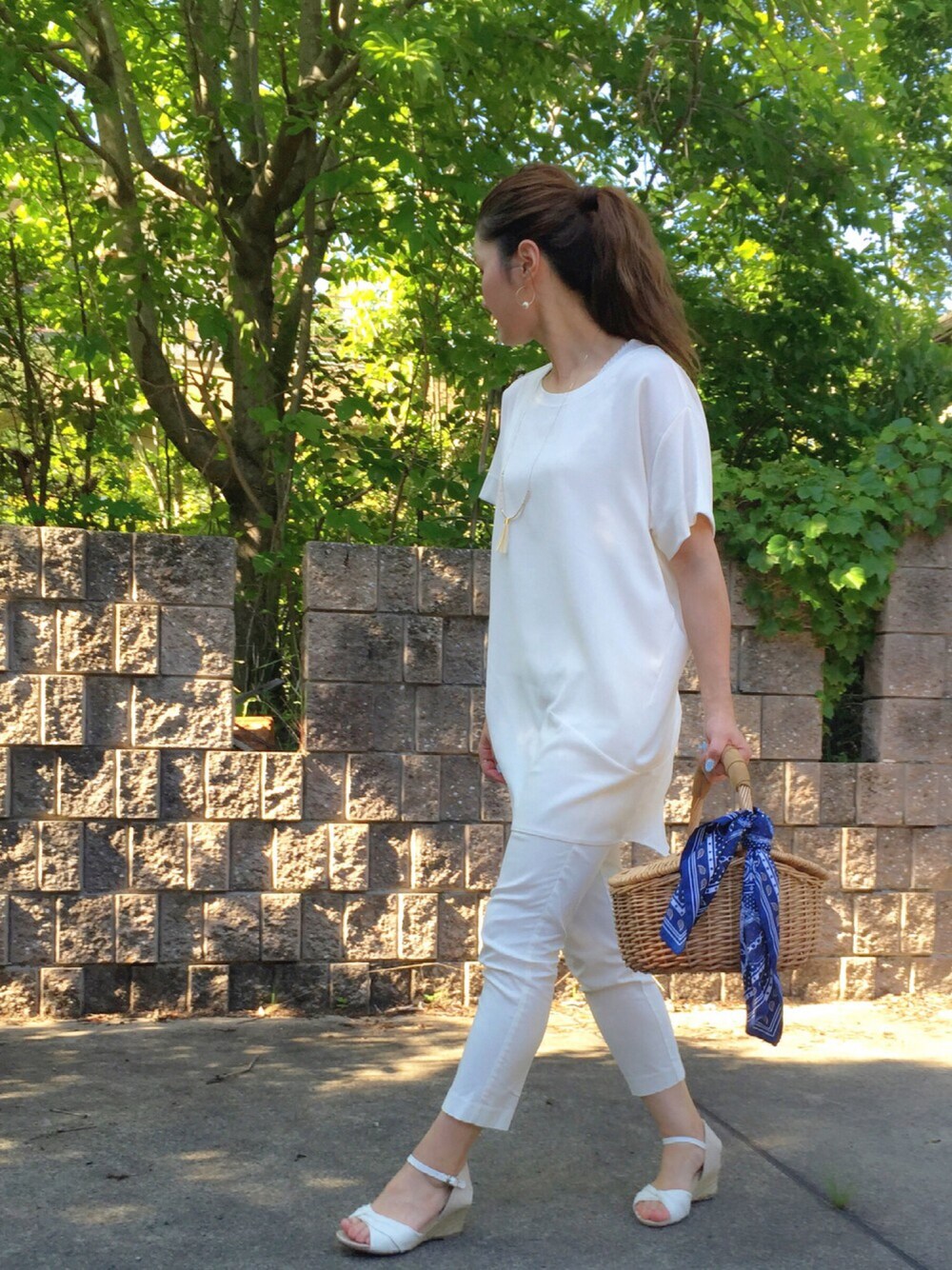 ホワイト系のワンピース、ホワイト系のその他パンツ、ホワイト系のシューズを着用したレディースの春コーディネートの1枚目の写真