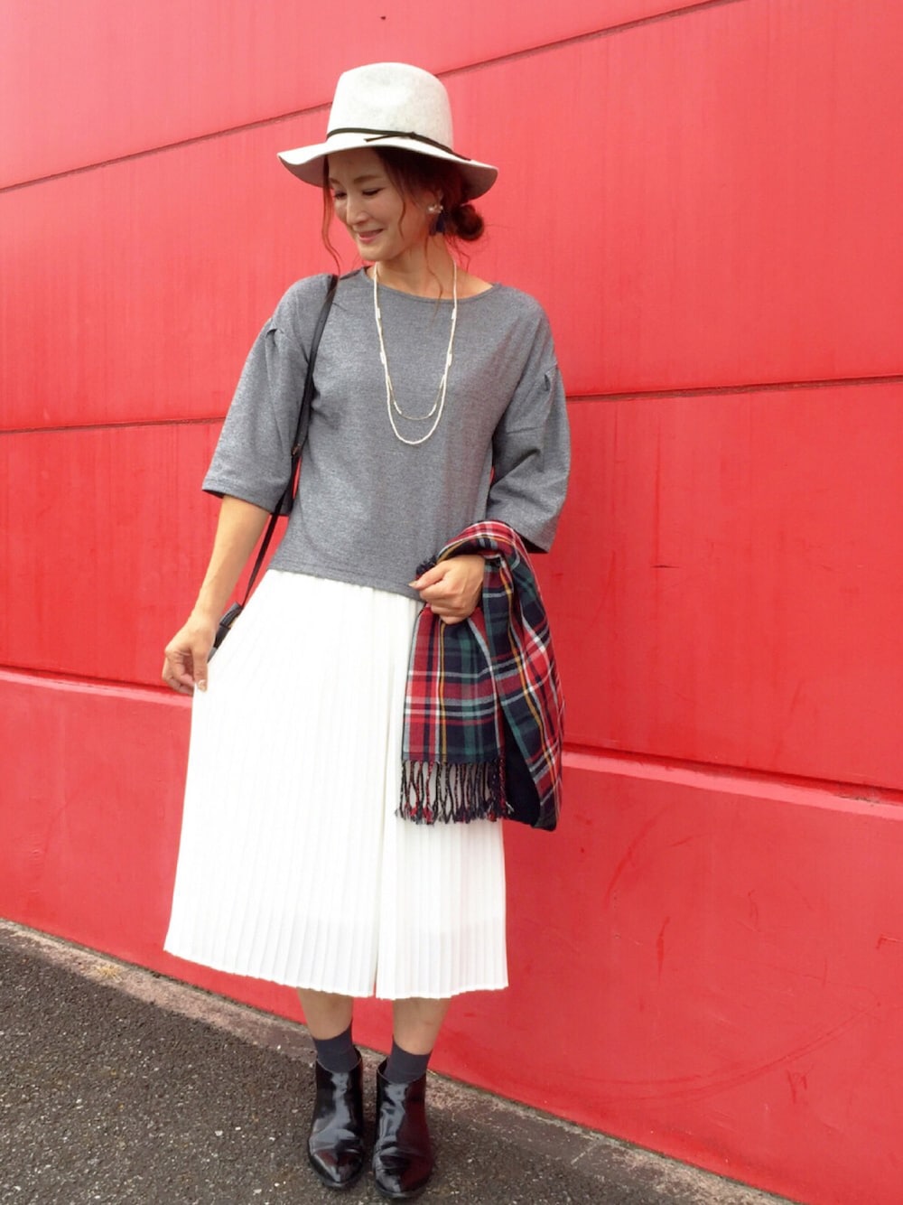 グレー系のシャツ/ブラウス、ホワイト系のその他アウター、ブラック系のショルダーバッグを着用したレディースの秋コーディネートの1枚目の写真