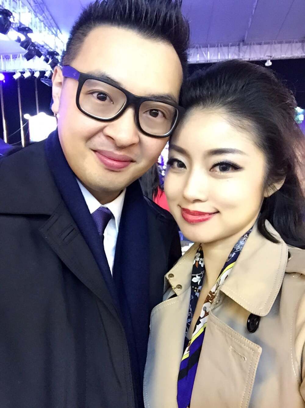 「情侶、couple、armani、burberry、LOVE、club monaco」｜「BURBERRYのアイテム（ダウンジャケット/コート、ベージュ系）」を使った、Daphne Chengさん（レディース・162cm）の冬コーディネートの1枚目の写真