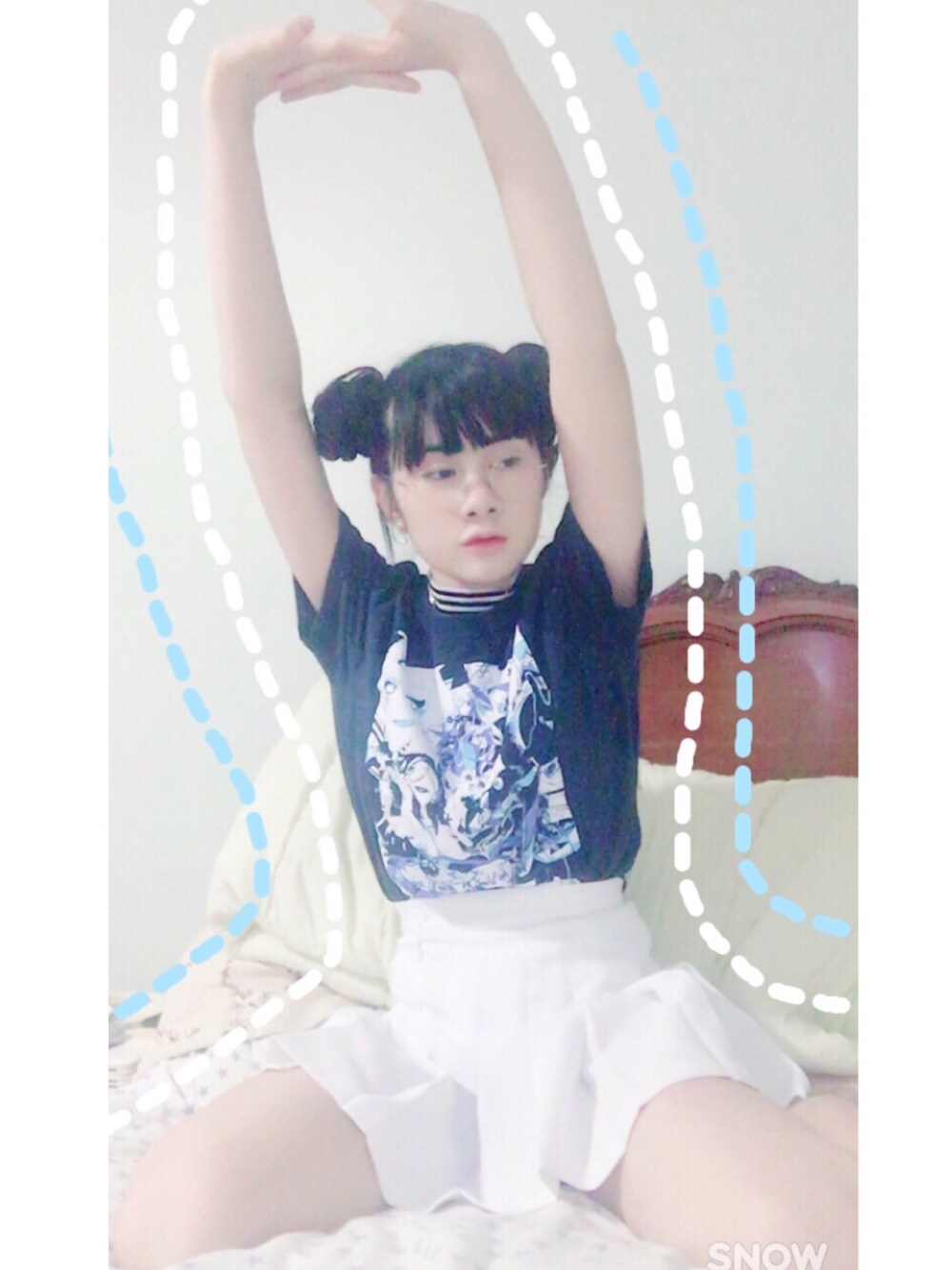 ホワイト系のスカートを着用したレディースの秋コーディネートの1枚目の写真