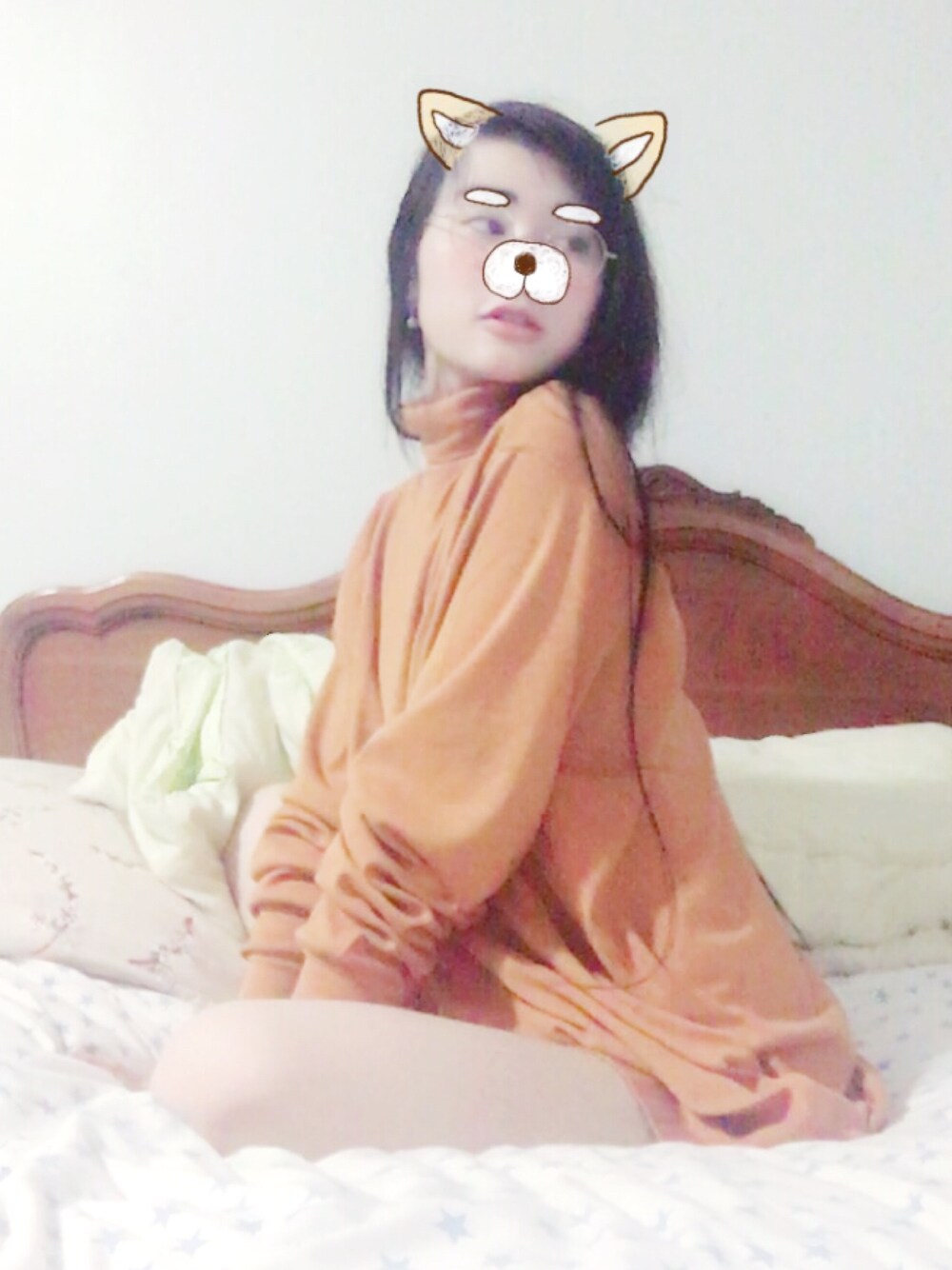 オレンジ系のその他トップスを着用したレディースの秋コーディネートの1枚目の写真