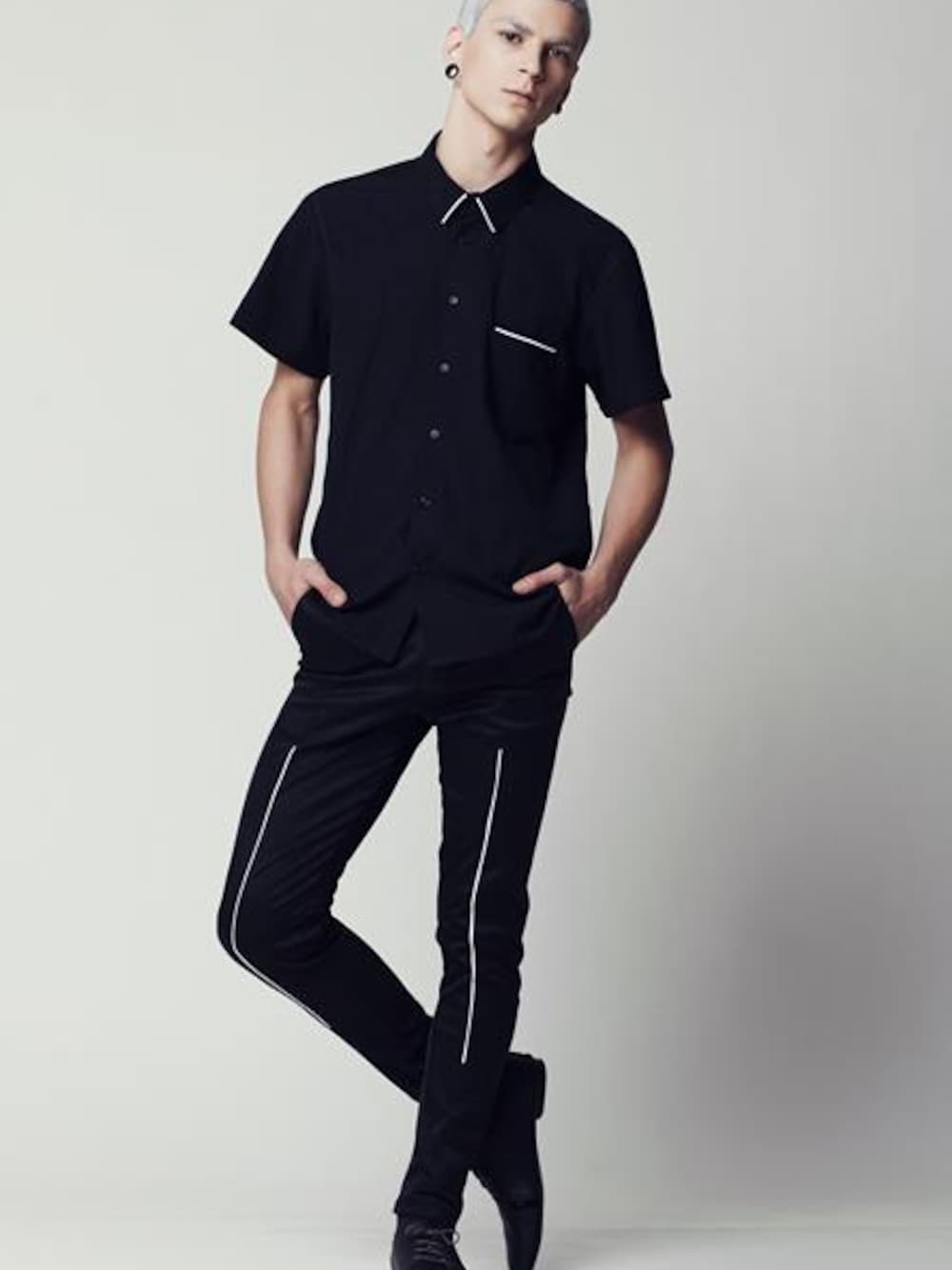 「シャツ、shirts、メンズ、men、MENS、Shirt、men's fashion、menswear、black shirt、ELIRAN NARGASSI」｜「Eliran NargassiのMens Black Skinny Pants（その他パンツ、ブラック系）」を使った、EliranNargassiさん（メンズ・175cm）の夏コーディネートの1枚目の写真