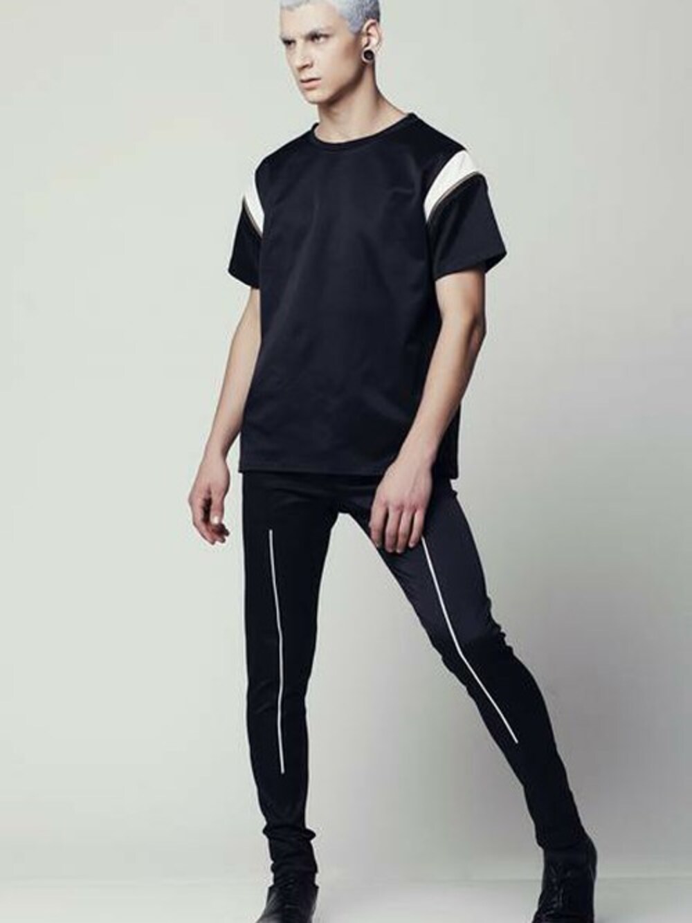 「パンツ、pants、メンズ、Tshirts、men、MENS、black and white、menswear、tshirt、ELIRAN NARGASSI」｜「Eliran NargassiのBlack Tshirt with white sleeves（Tシャツ/カットソー、ブラック系）」を使った、EliranNargassiさん（メンズ・175cm）の夏コーディネートの1枚目の写真