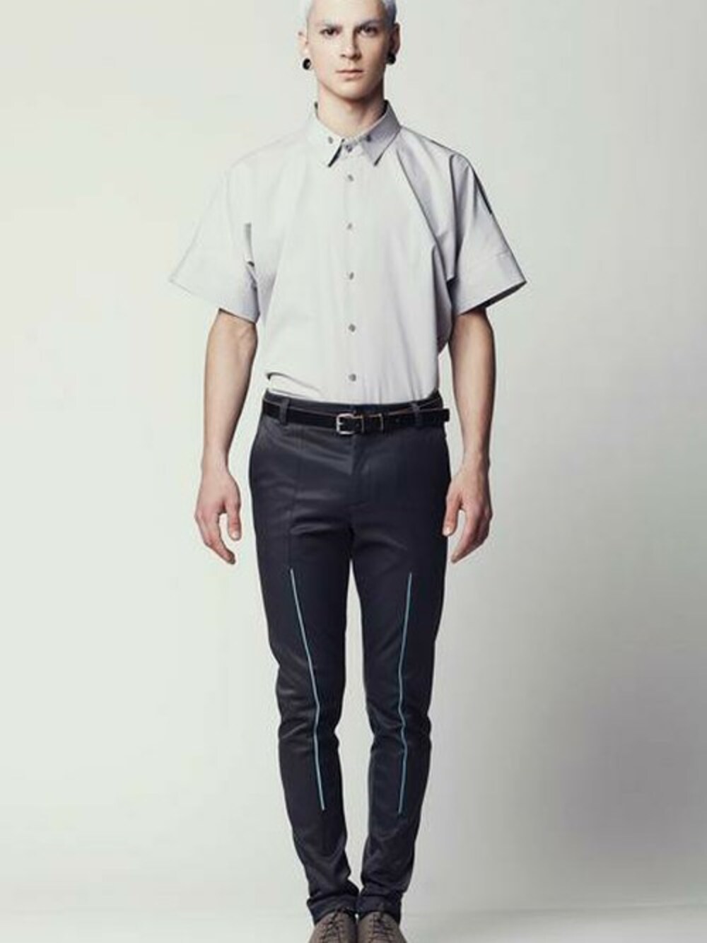 「パンツ、シャツ、pants、shirts、メンズ、men、MENS、Shirt、grey、menswear」｜「Eliran NargassiのMens Grey Kimono Shirt（シャツ/ブラウス、グレー系）」を使った、EliranNargassiさん（メンズ・175cm）の夏コーディネートの1枚目の写真