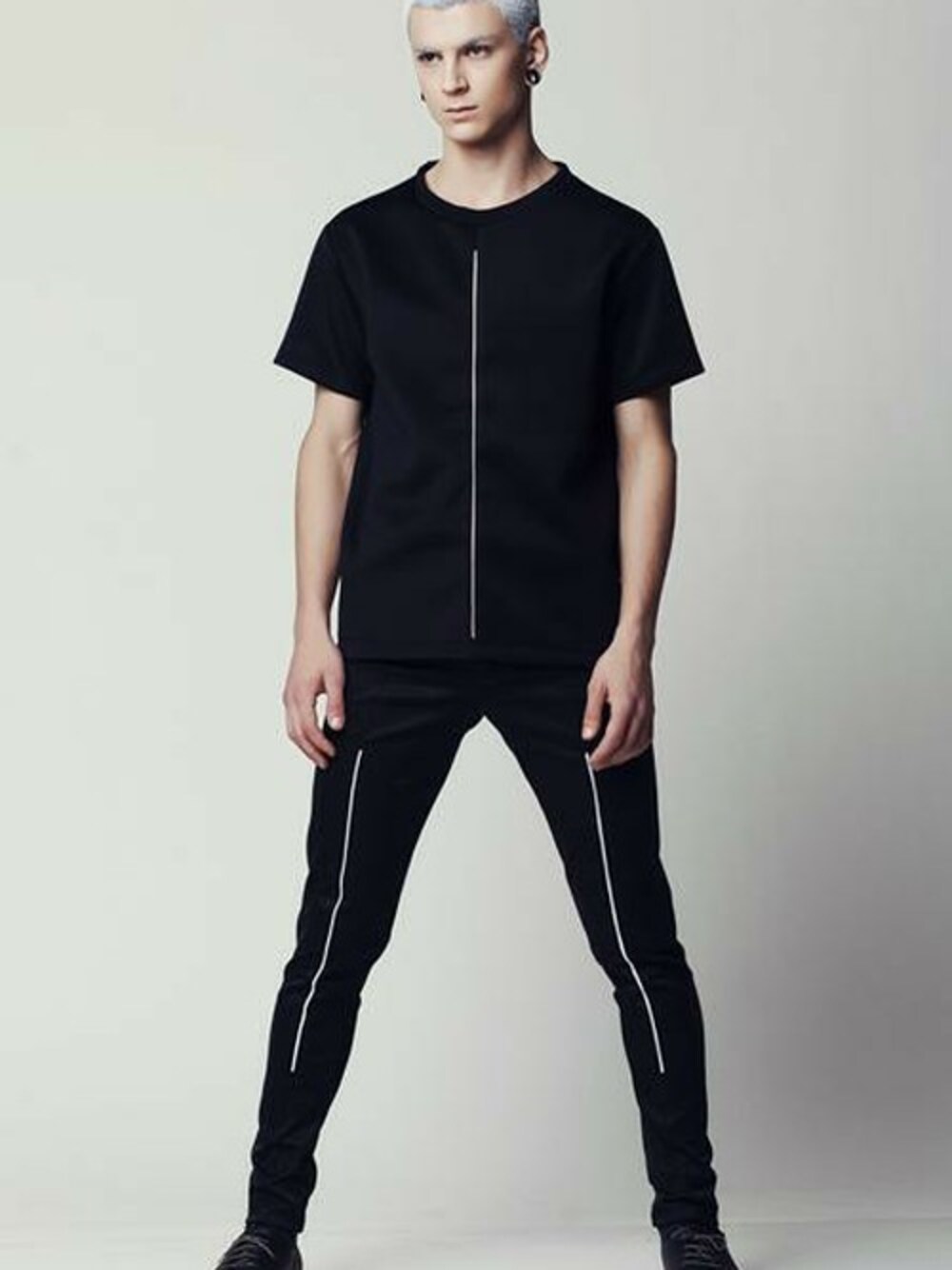 「パンツ、Tシャツ、pants、Tshirts、men、MENS、black pants、tshirt、black T-shirt、ELIRAN NARGASSI」｜「Eliran NargassiのMens Black Skinny Pants（その他パンツ、ブラック系）」を使った、EliranNargassiさん（メンズ・175cm）の夏コーディネートの1枚目の写真