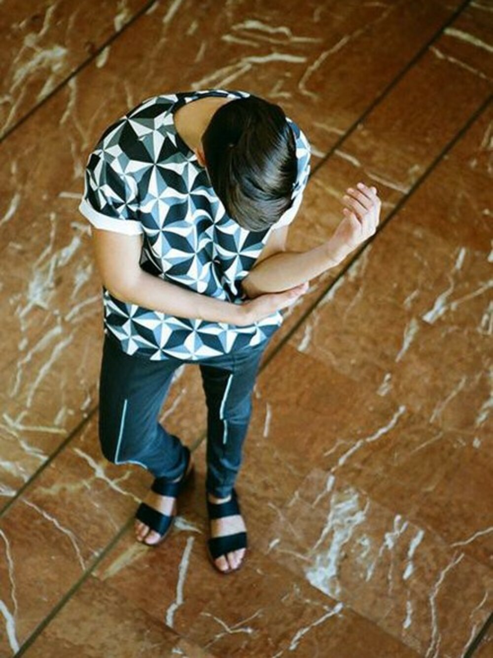「パンツ、ブラック、ホワイト、ブルー、Tシャツ、メンズ、プリントT、menswear、ELIRAN NARGASSI、人々」｜「Eliran NargassiのAll over printed Tshirt - TLV Tiles（Tシャツ/カットソー、ブルー系）」を使った、EliranNargassiさん（メンズ・175cm）の夏コーディネートの1枚目の写真